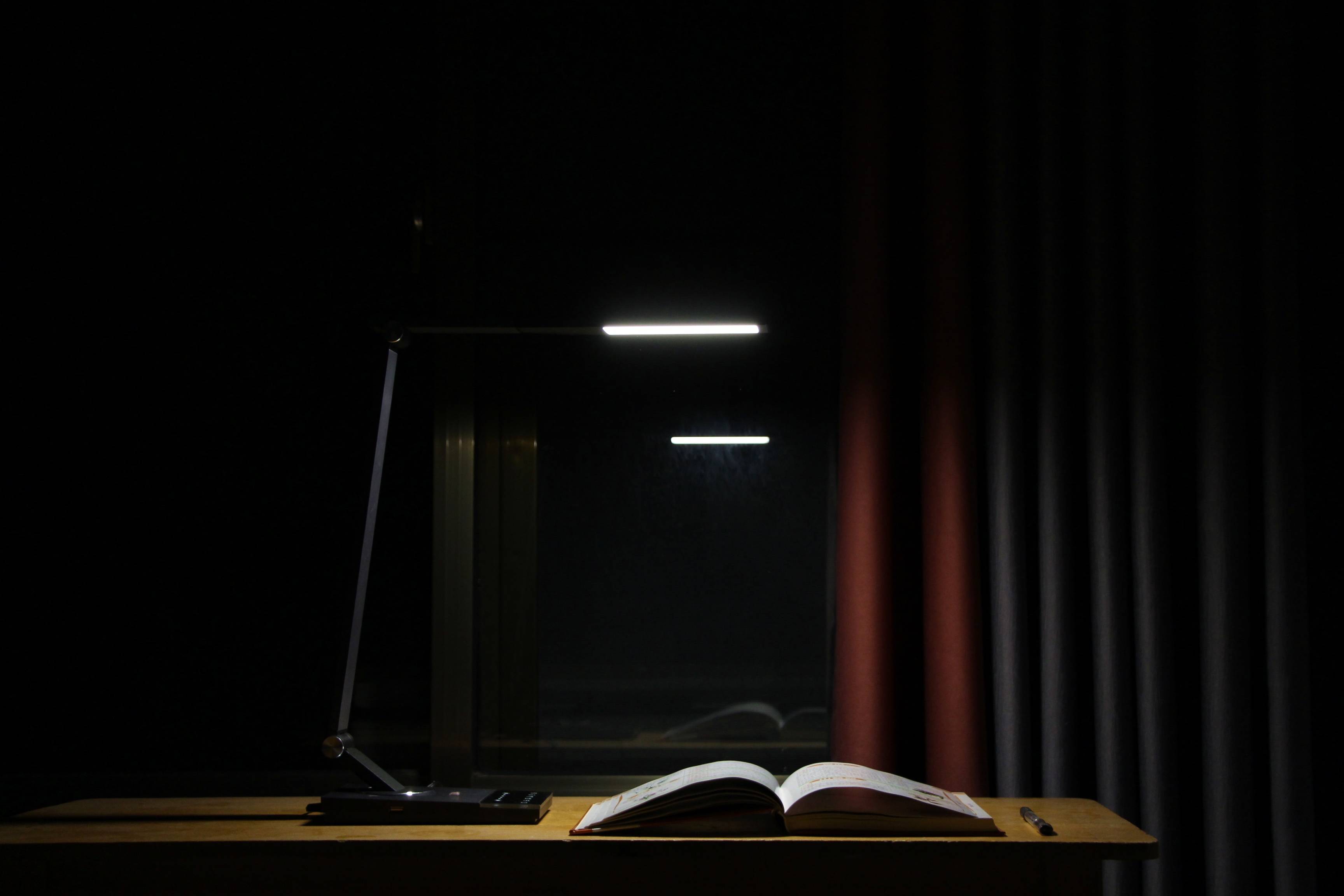 华灯初上纯粹柔光taotronics全新dl16智能台灯打造健康舒适的照明环境