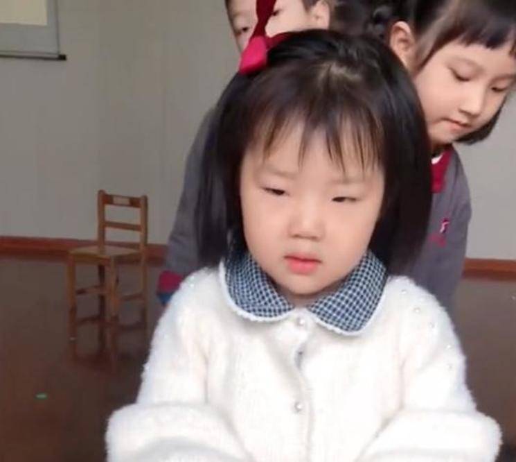 提问|河南老师发零食边提问，孩子们“上套”只拿糖，一男孩的举动亮了