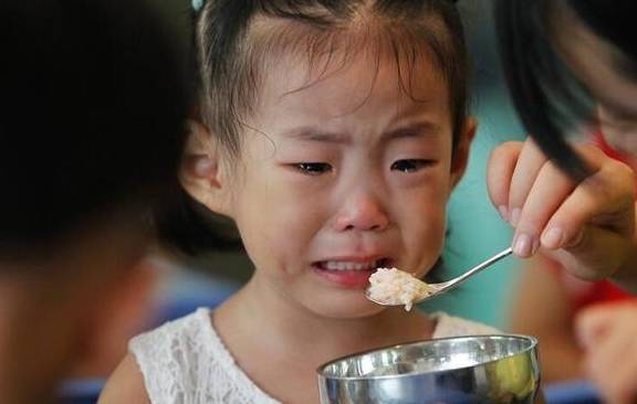 饮食|宝宝吃盐过早或过量会怎样？上幼儿园就看出来了，可别让孩子遭罪