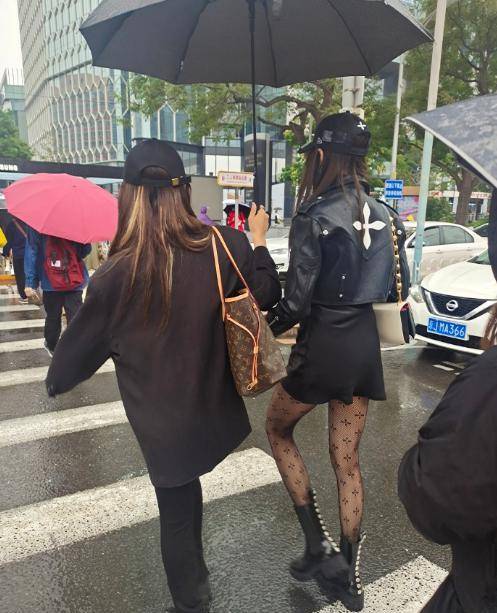 黑色 关晓彤精致打扮被吐槽土？夹克配短裙酷帅十足，黑丝让10分变8分