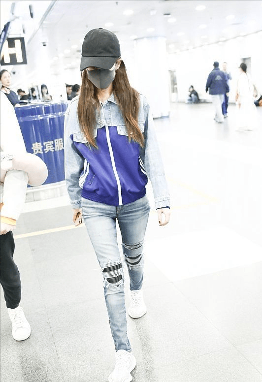 身材 颖儿好像长肉了，穿皮夹克配紧身T恤有点丰满，但比例看着更好了