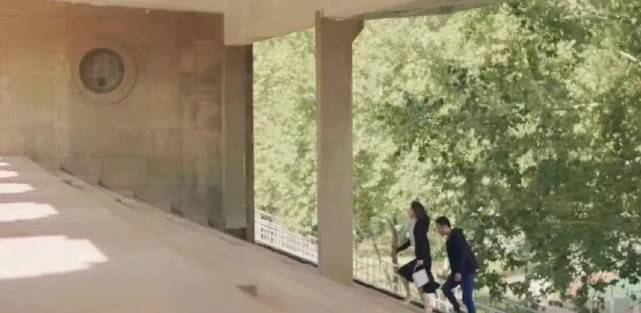 职场 秦岚新剧大爆火！穿职场装美过刘涛袁泉，刚一开播就靠穿搭赢了