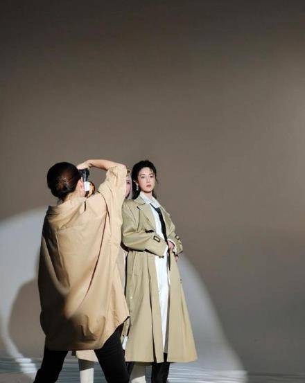 女王 薇娅穿风衣站C位又美又飒，不愧是带货女王，让她成全场焦点