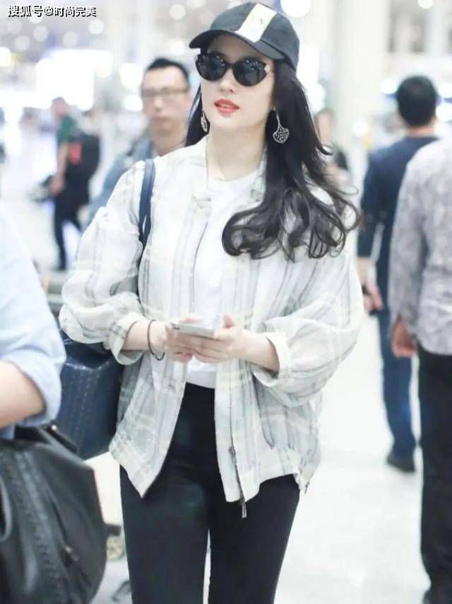 元素 刘亦菲厉害了，穿普通的格子衬衫也有明星范，“曲线腿”没藏住