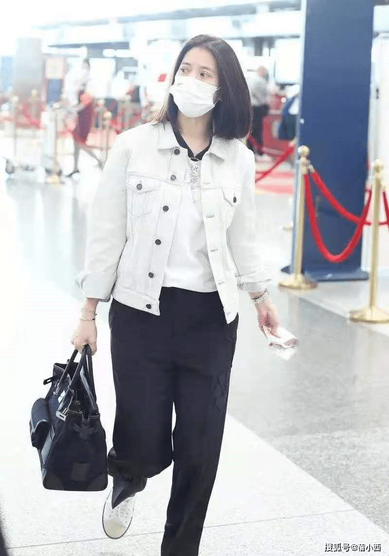 个性 “袁咏仪”穿得越佛系越高级，卫衣配凉拖鞋个性时髦，气场无敌了