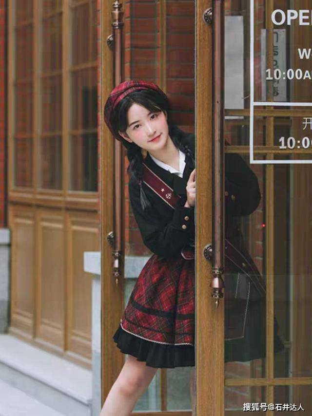 进行 有一种搭配叫“洛丽塔+缎带”，远看像服务员，近看却显贵气