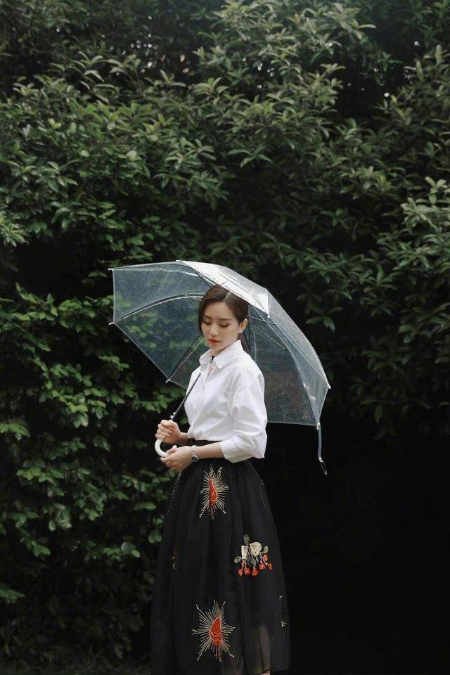 江疏影 江疏影带“火”了粉色衬衫，配卡其色半身裙青春靓丽，大长腿抢镜