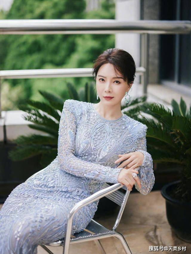 设计 中年女人穿“拖地裙”有多好看?陈数美得惊艳了时光,太抢眼