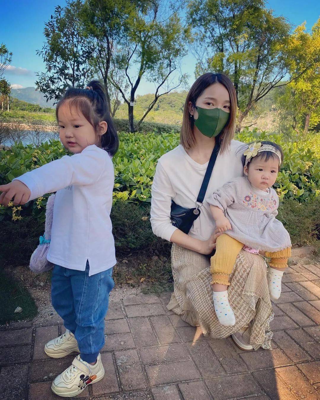 设计 李亚男带女儿出游，穿白衫配半裙母爱满满，俩闺女都是王祖蓝翻版