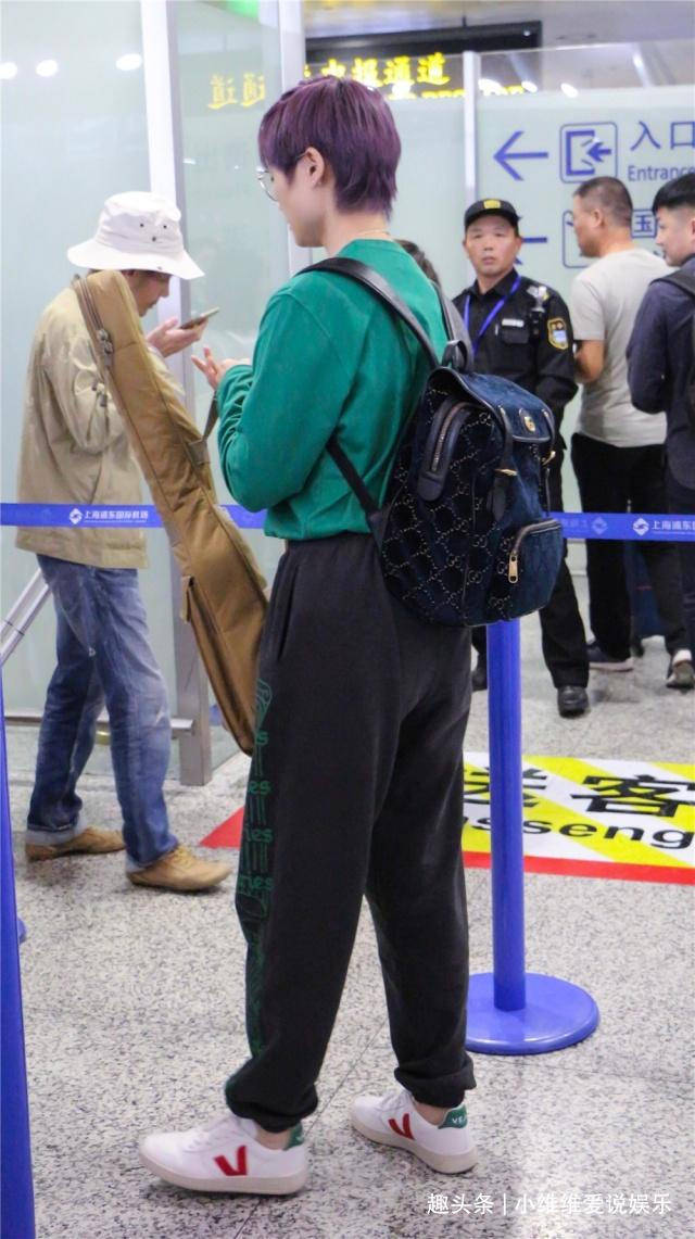 钱花 李宇春体重增加了多少？穿这么宽松的毛衣结实，这身材看着别扭！