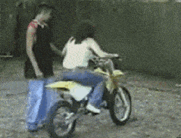 jio搞笑GIF：女孩选衣服 颜色真的很重要