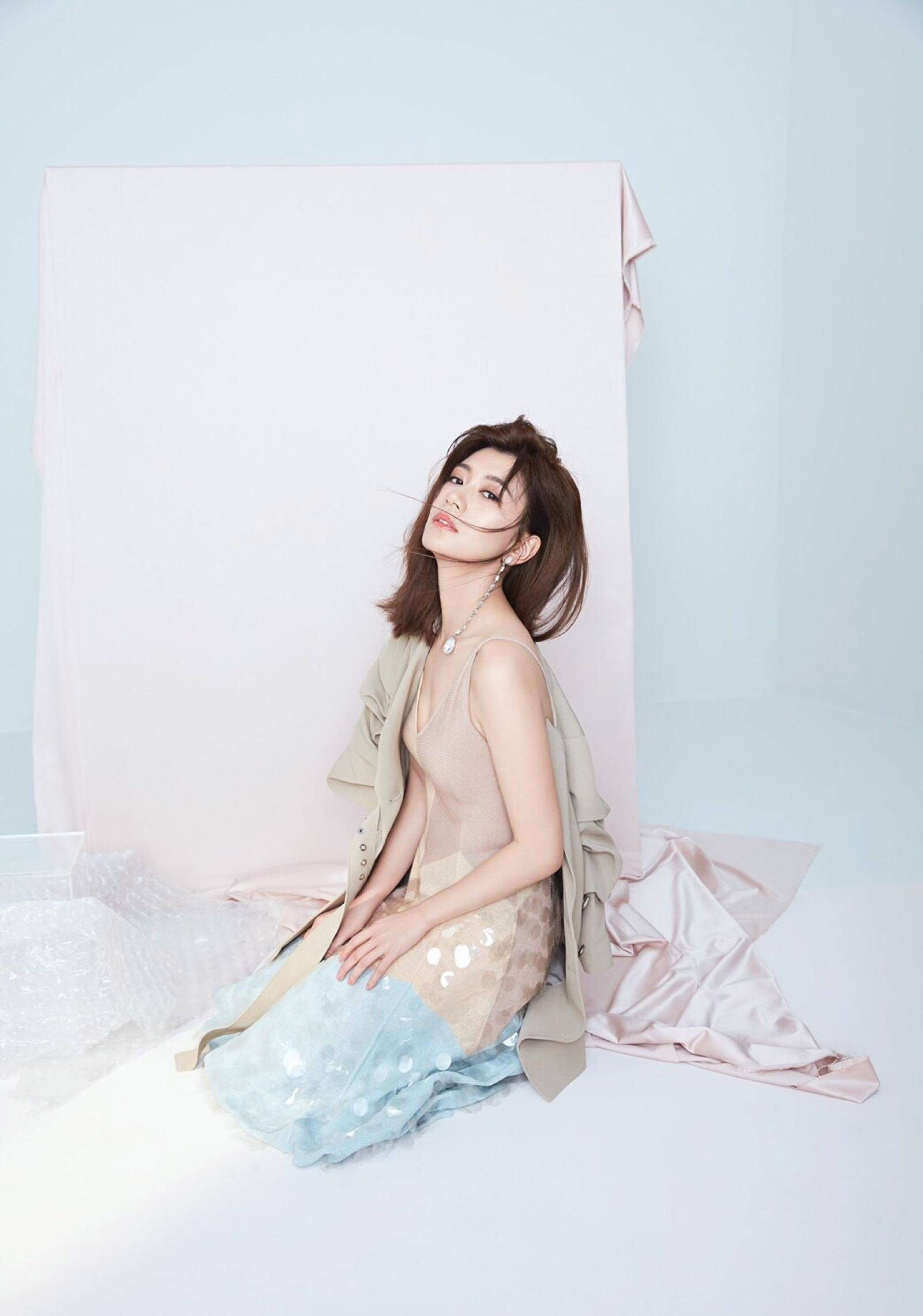 贾静雯真的被宠成公主了,穿束腰长款风衣,比小9岁黄圣依还要美_照片