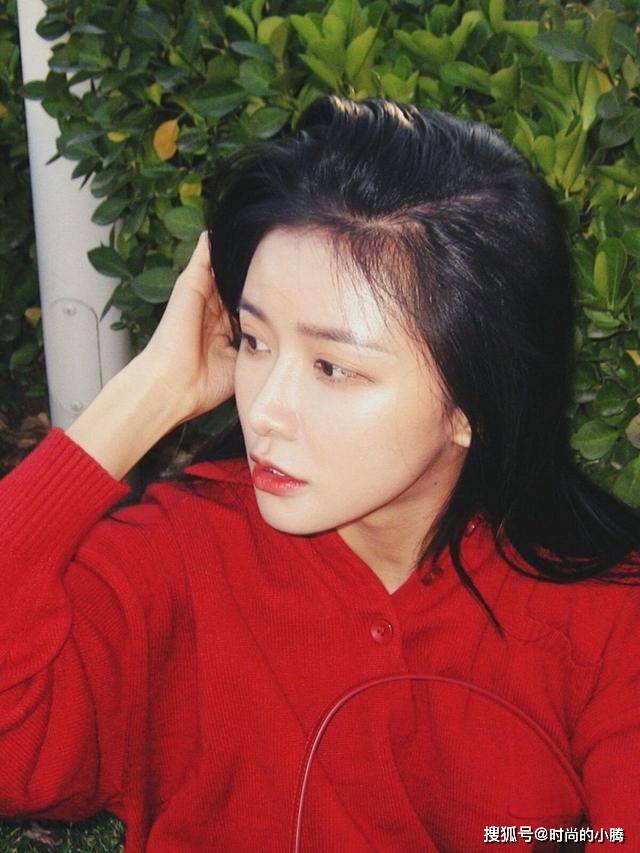 卫衣 蔡卓宜越来越有“明星范”，就算身上服装松垮垮，也显俏丽