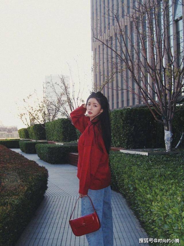 卫衣 蔡卓宜越来越有“明星范”，就算身上服装松垮垮，也显俏丽