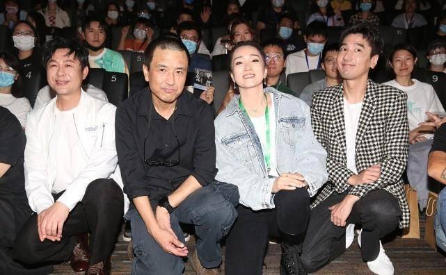 身材 巩俐打扮起来还像刚出道的样，廓形夹克配T恤，比年轻小花还抢眼