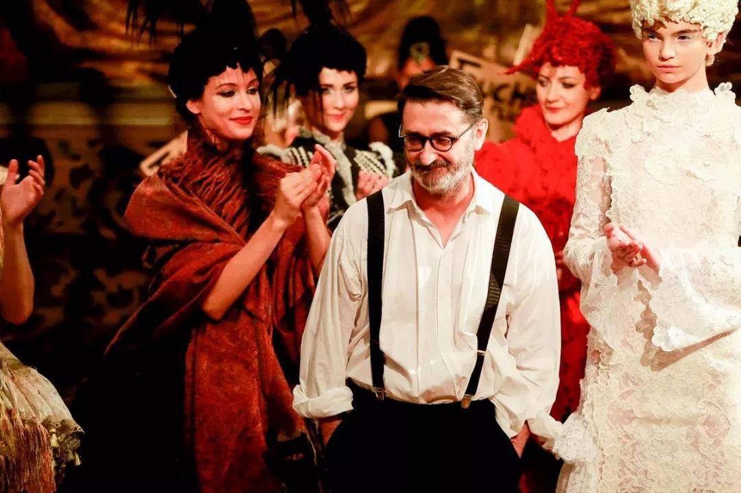 戏剧性 如此戏剧性的舞台表演，原来都是时装秀！