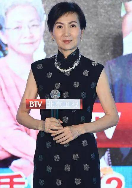 黑色 陈美琪真抗老,穿无袖黑色印花旗袍呈现东方气质,美出了新高度!