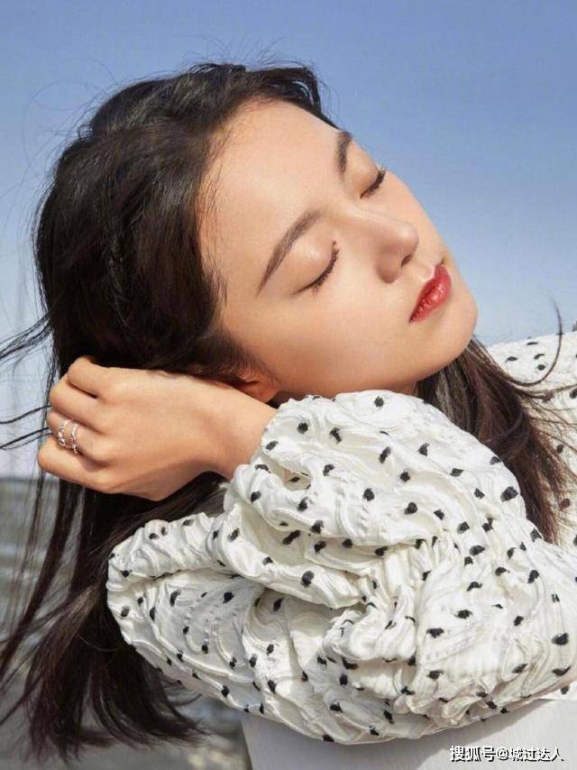 感觉 赵今麦越来越有女人味，穿褶皱波点衫优雅灵动，魅力挡不住