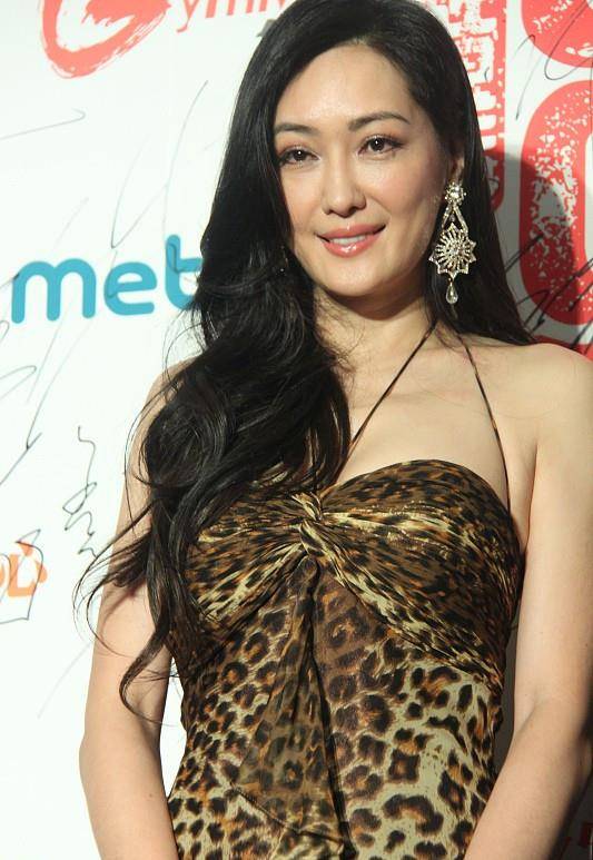 设计 孟广美虽然年纪不小了，但气场还是这么的高级，穿吊带裙身材不错