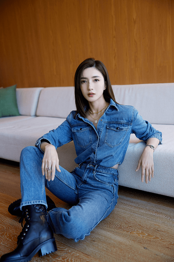 的比例 江疏影身材好太任性,穿一身牛仔套装扮酷,大长腿真是惹人羡