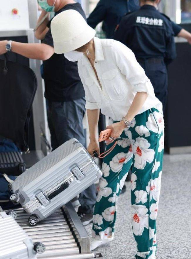 马伊琍 马伊琍气质真不错，能把“大妈睡裤”穿出高级感，看着还挺时髦