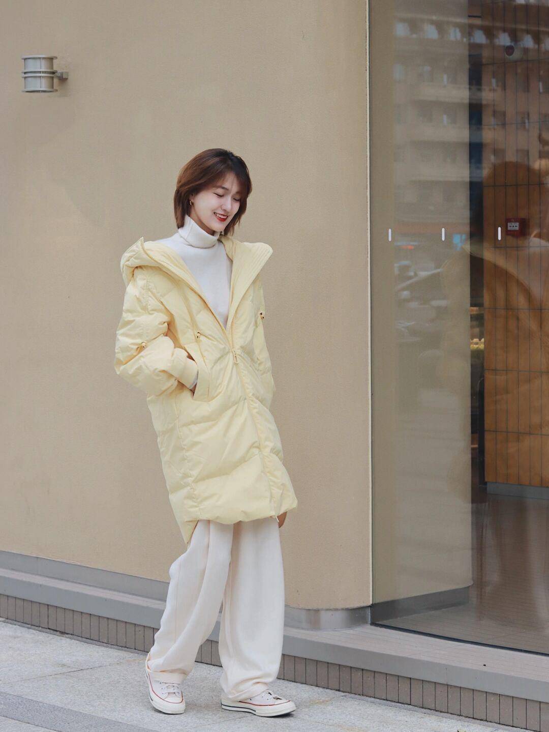 女生 秋冬穿搭指南!奶黄色连帽棉服+白色高领毛衣,保暖又时髦
