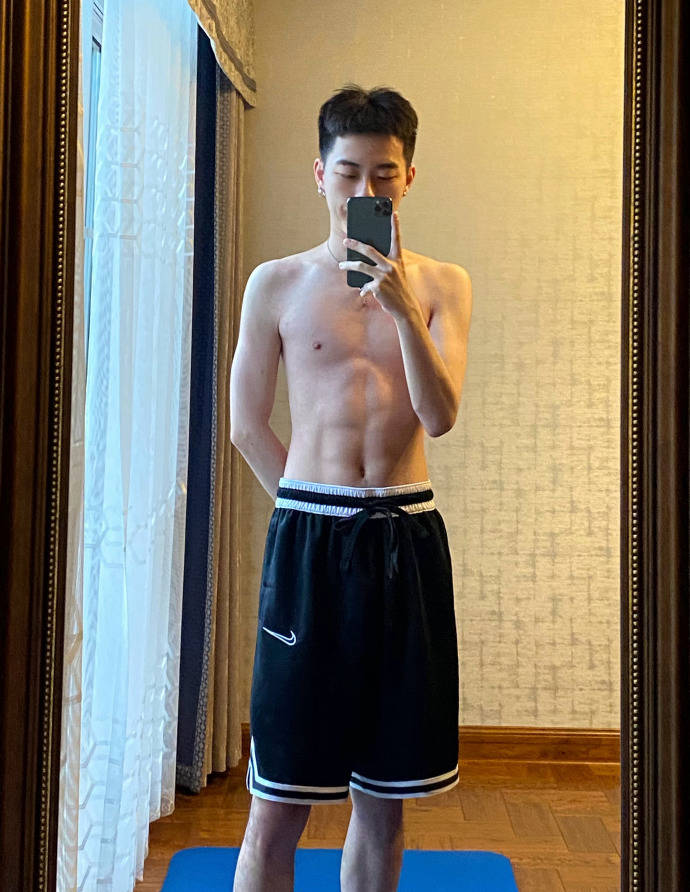 180cm身高的21歲大男孩，一身輕薄肌輕奢迷人，自拍毫不掩飾秀長腿！ 健身減肥達人 第4张
