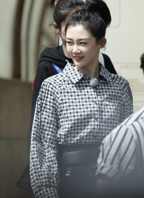 苗苗 苗苗也太会穿搭了,偷穿郑恺的衬衫出席活动,走在街上成为焦点