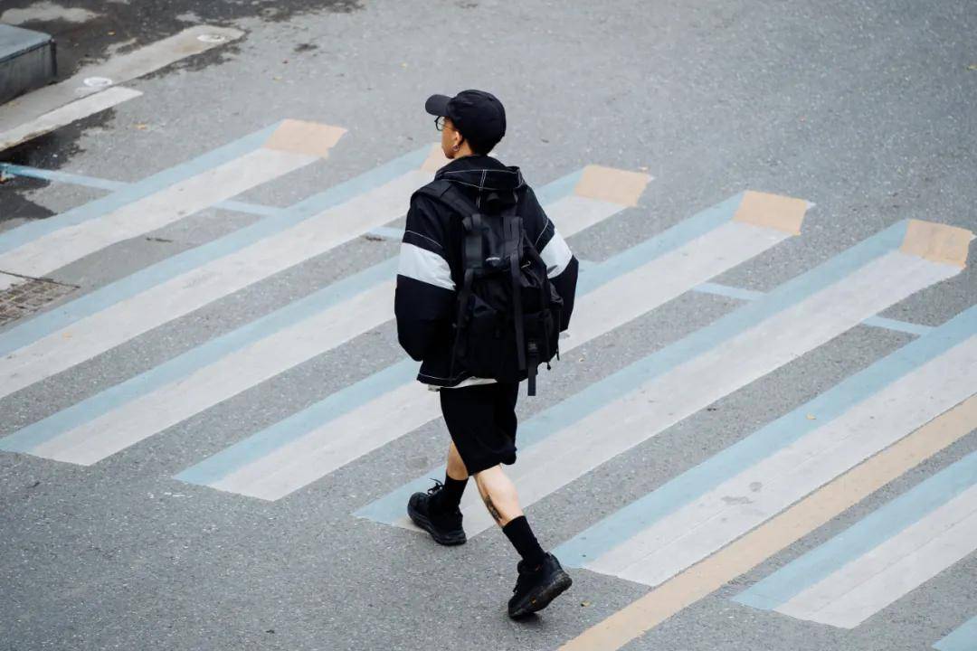 卫衣 广州限时降温的这周，也是街头潮人最爱的秋季时装周