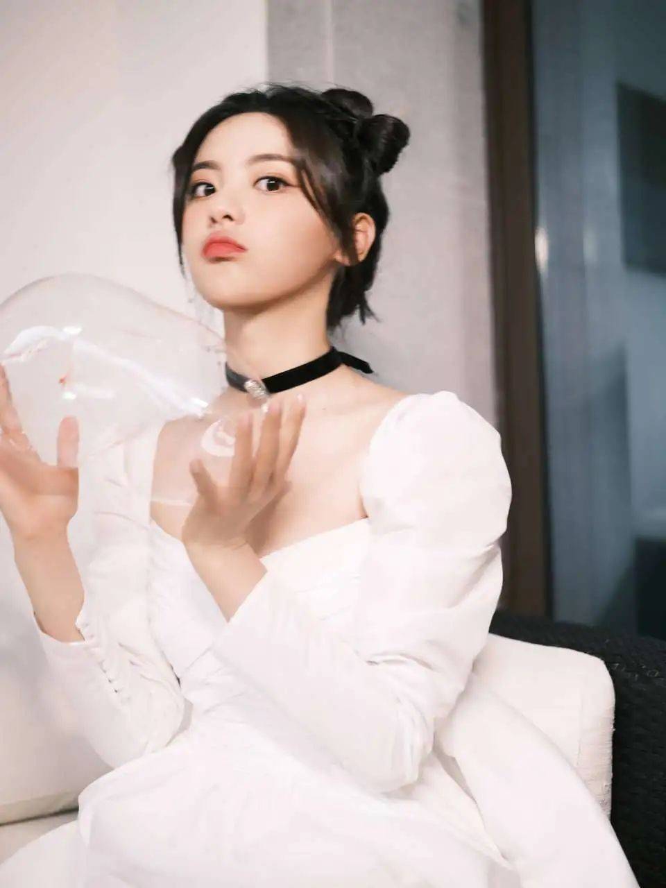 黑色 天才美少女：杨超越-多款穿搭显气质，双马尾的白色连衣裙更抢眼