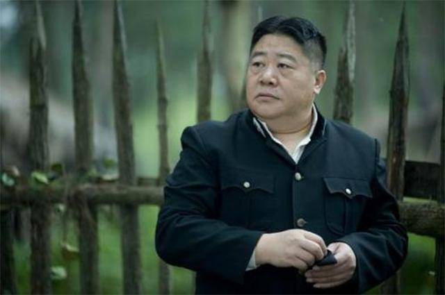 原创荧幕上演小角色生活中的大孝子54岁老来得女将妻儿宠上天