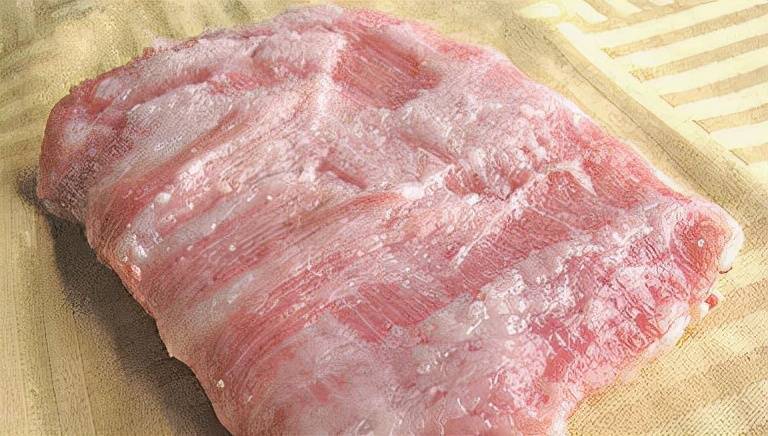 猪脖肉也被誉为血脖肉,懂行的朋友都知道这个部位的猪肉有很多的淋巴