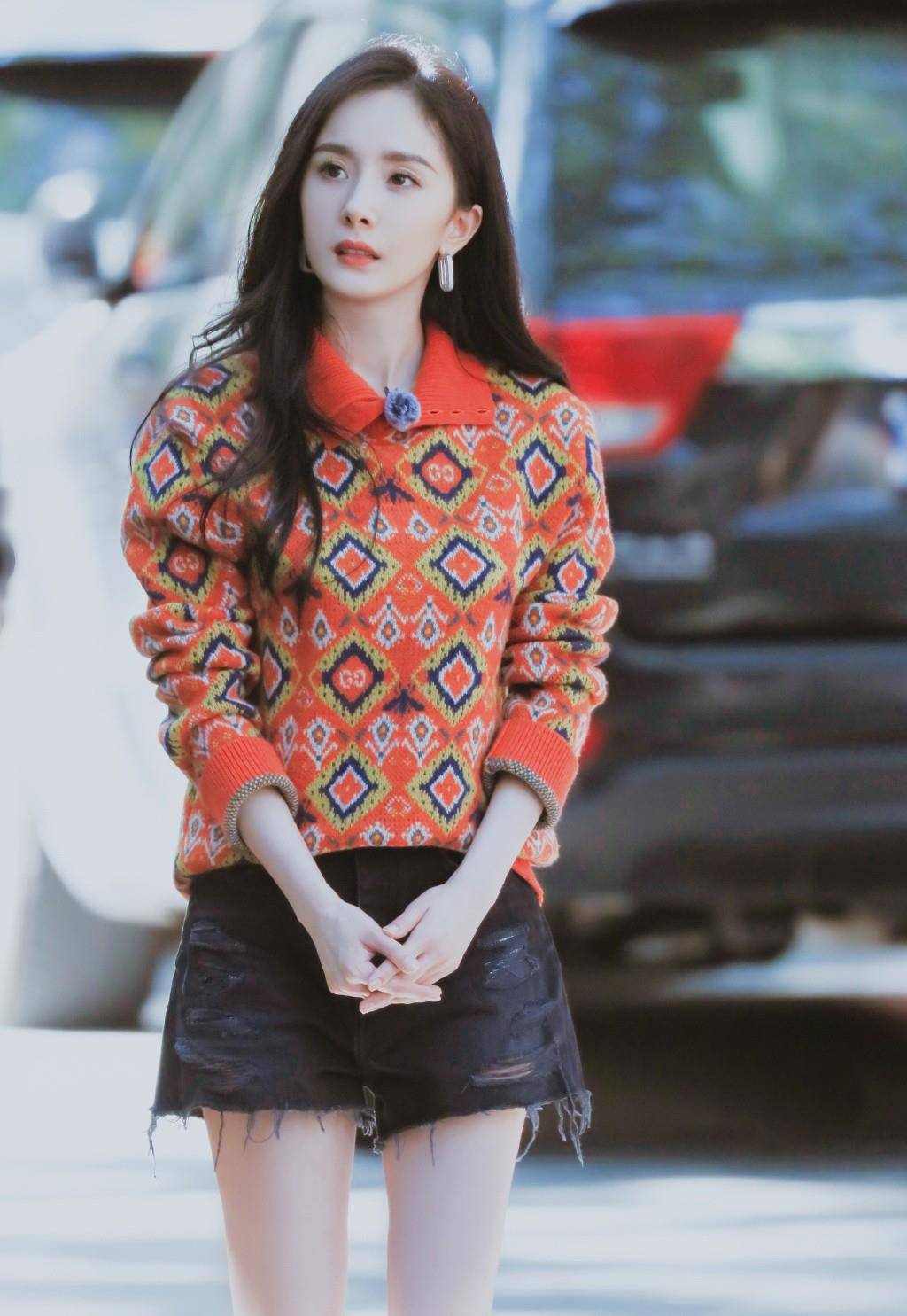 整体 她4岁开始演戏，25岁才大红，今穿针织衫配短裤，秀美腿超抢镜