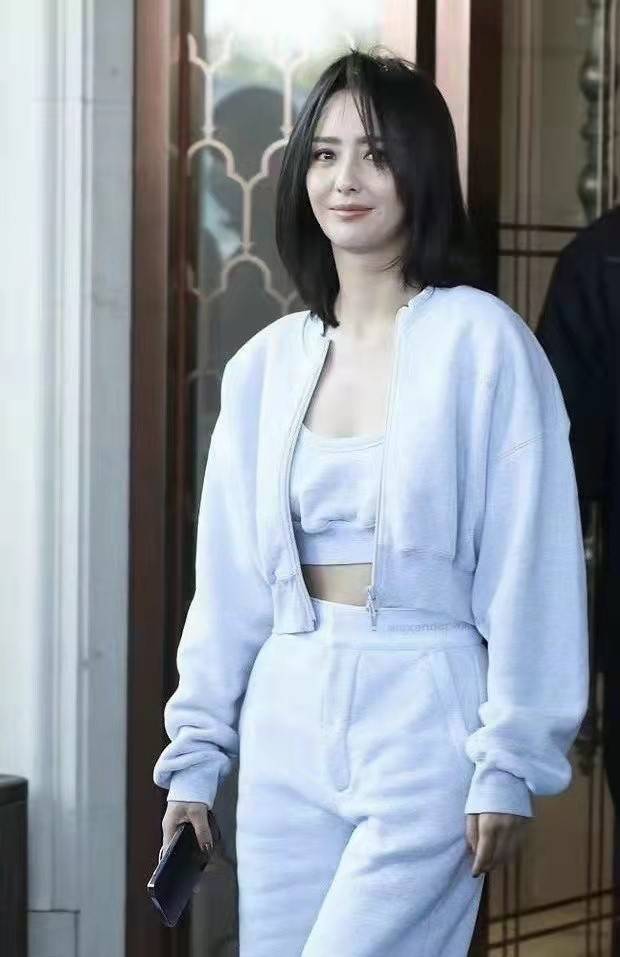 佟丽娅 佟丽娅这次“装嫩”终于顺眼了！穿女团装没翻车，剪短发太年轻