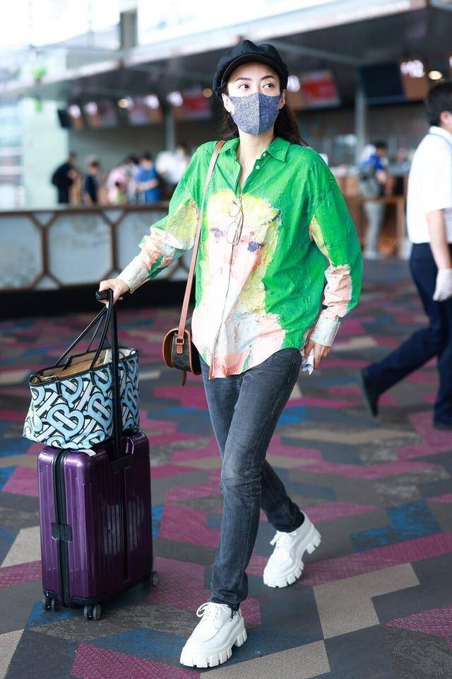 牛仔 霍汶希不愧是“最美经纪人”，秋冬造型时髦又养眼，不会穿就看看