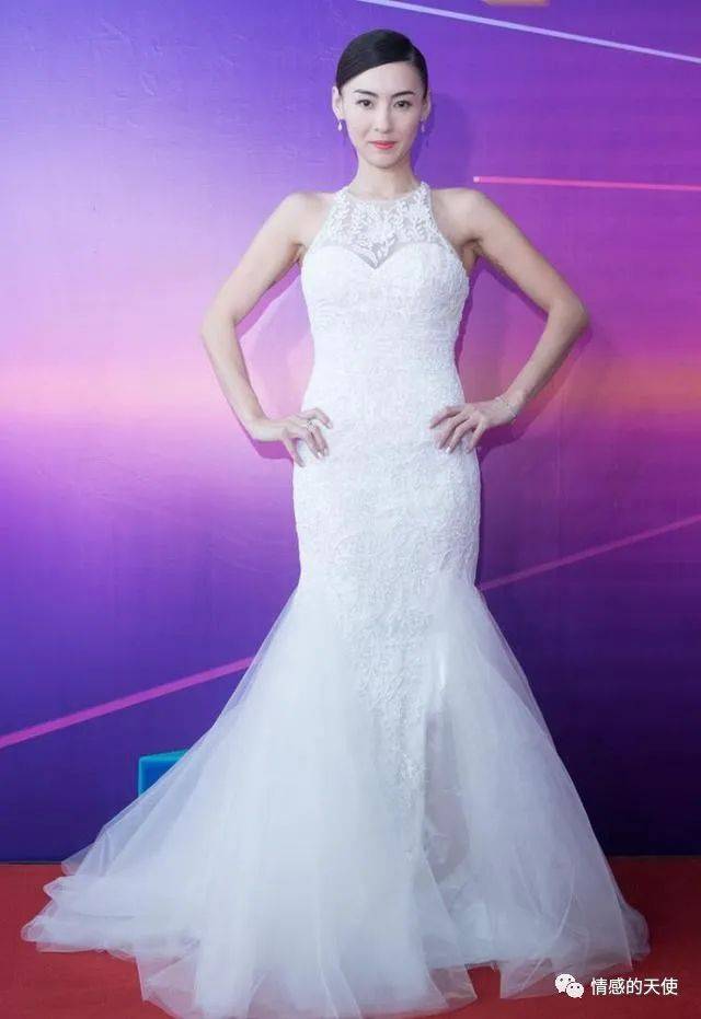 中年人 张柏芝气质太高级了,穿白裙优雅大气,状态好的不像中年人