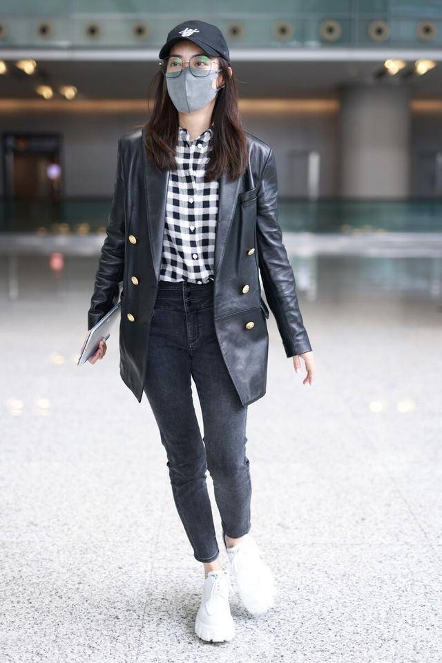 牛仔 霍汶希不愧是“最美经纪人”，秋冬造型时髦又养眼，不会穿就看看
