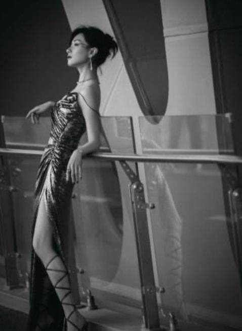 设计 万茜的身材太让人羡慕了,平时怎么吃都不胖,穿啥衣服都有范