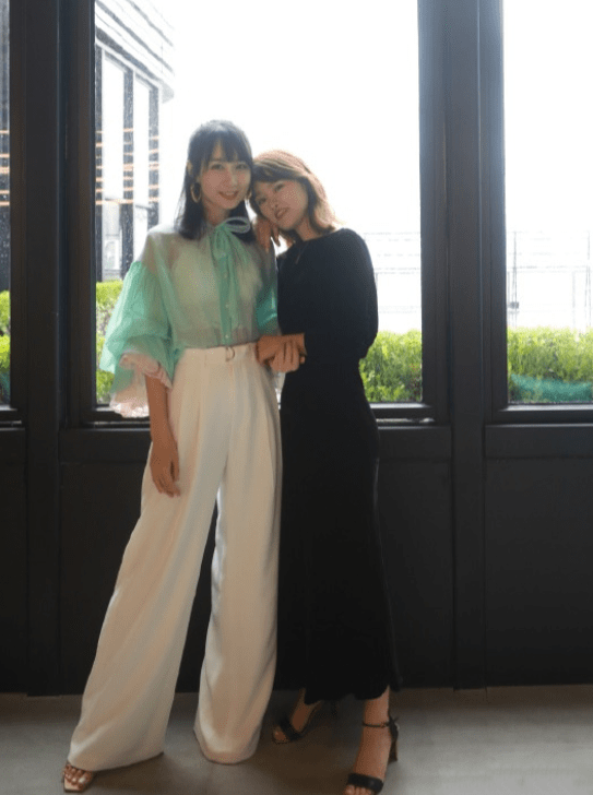 显得 雷佳音老婆有张“旺夫脸”，绿纱衬衫配阔腿裤，气质嫩得像少女