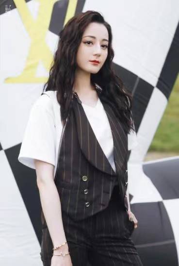 好身材 浓颜系美人迪丽热巴太会撩，穿镂空吊带裙大秀好身材，女王范十足