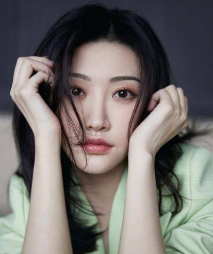 景甜 景甜穿衣太时尚了,一身半坡西装尽显御姐范,内搭白吊带很性感