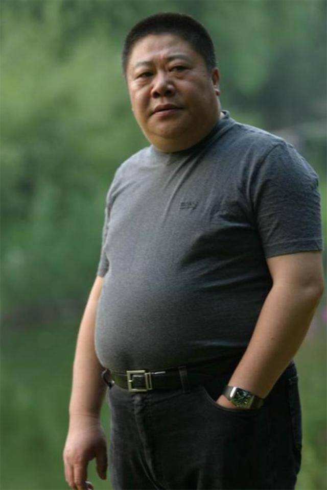 原创荧幕上演小角色生活中的大孝子54岁老来得女将妻儿宠上天