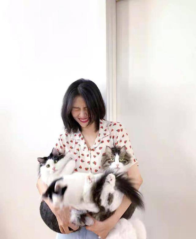 浅色 高圆圆真有气质女神范，浅色衬衫配牛仔裤简约利落，慵懒随性