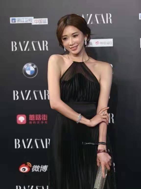 设计 林志玲实力“秀身材”，穿挂脖连衣裙太养眼了，这气质还有谁