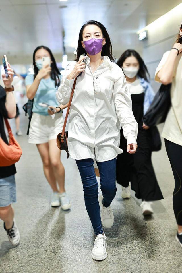 牛仔 霍汶希不愧是“最美经纪人”，秋冬造型时髦又养眼，不会穿就看看