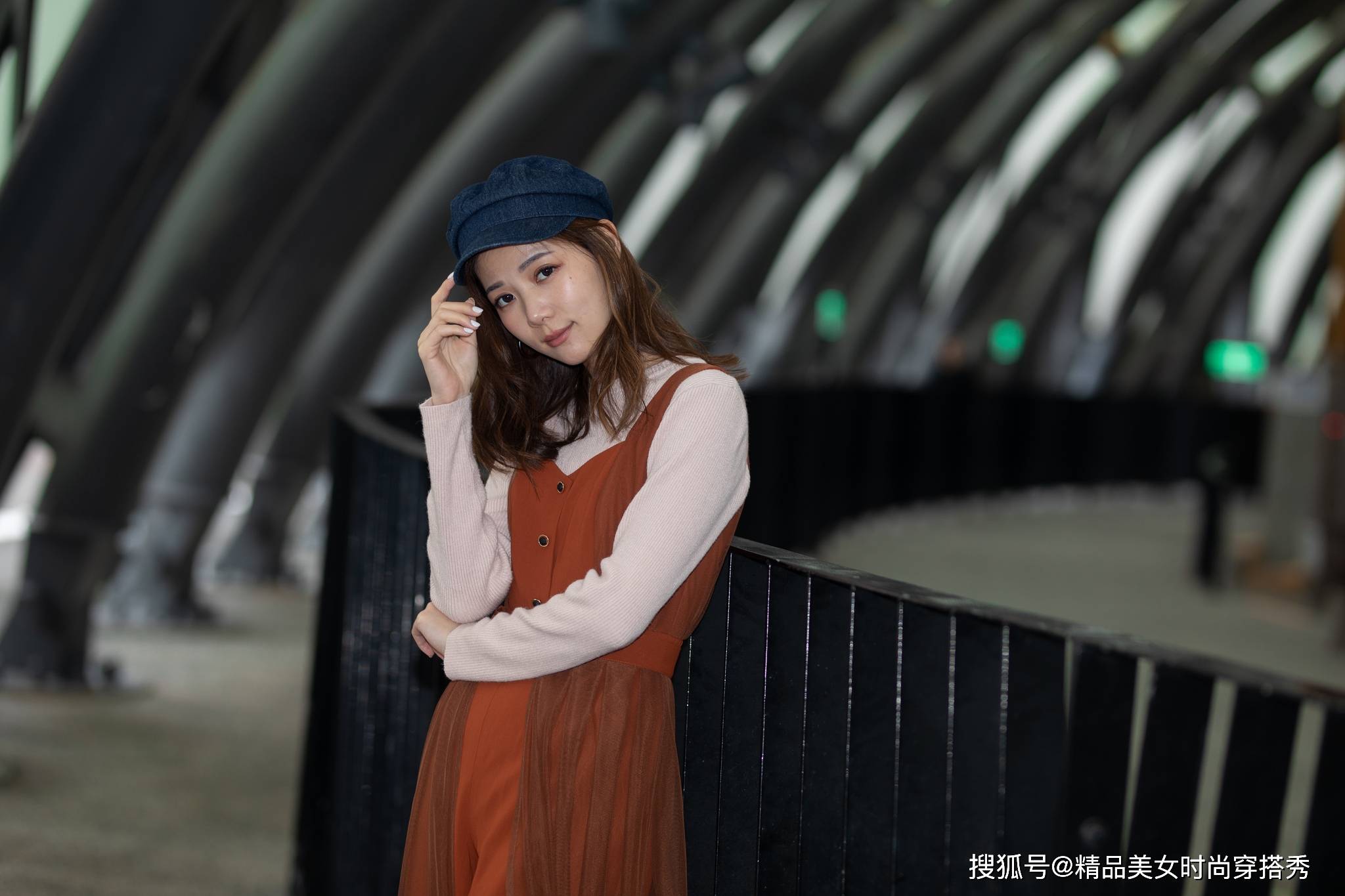 吊带 秋日里穿着很是吸睛时尚的小姐姐