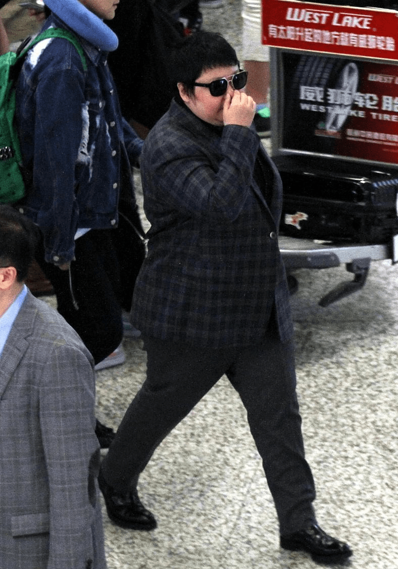 黑色 韩红下车时都这么有气质,虽然没有骨感身材,却带着一种潇洒感