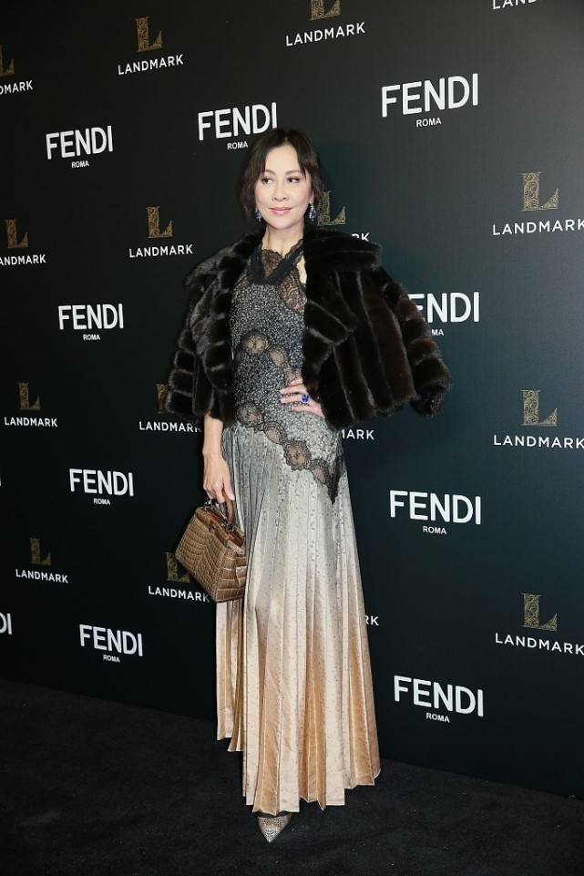 黑色 真是服了刘嘉玲的审美,头上顶个“孔雀毛”,也真是不嫌重啊