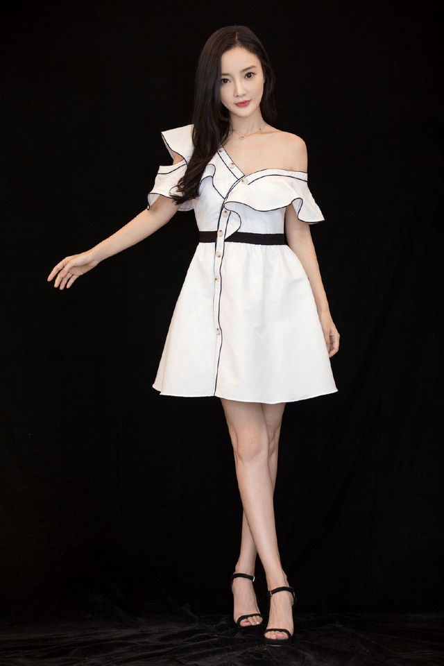 李小璐 李小璐不走甜美风也洋气，印花T恤配运动裤个性高调，抢眼时髦