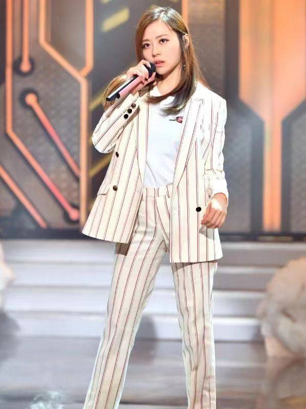 整体 张靓颖不到40就开始发福,穿西装配黑丝气质变了样,看着更有韵味